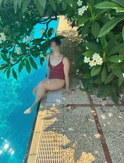 Sabine, 33